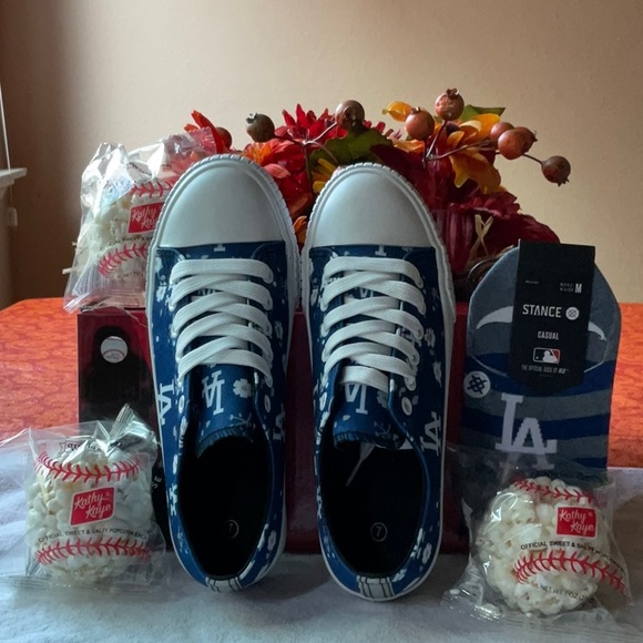 ⚾️🌭🥜🍿 LOS ANGELES DODGERS  SNEAKER BUNDLE ⚾️🌭🥜🍿 NWT ⚾️🌭🥜🍿 - Picture 3 of 16
